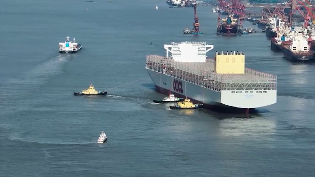 Největší ekologická kontejnerová loď vyrazila na první plavbu